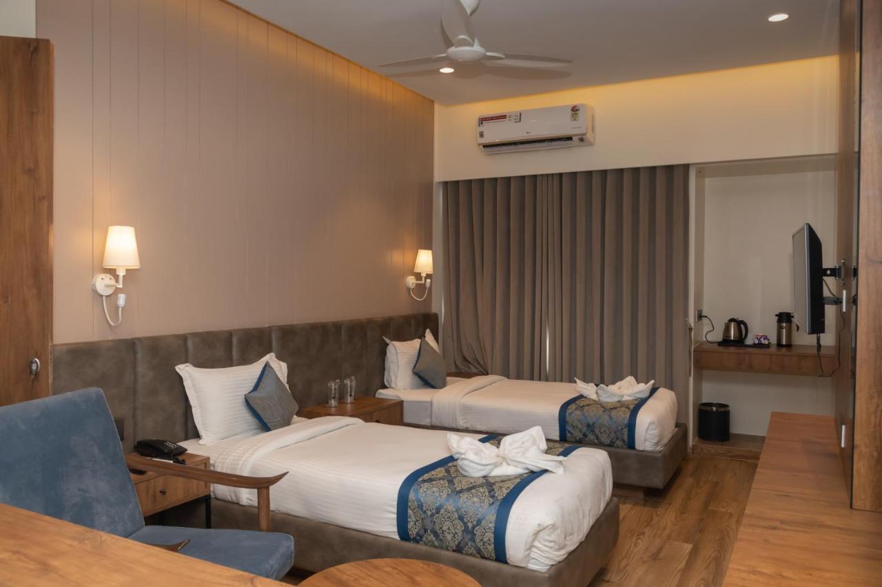 Pinnacle Grand Hotel Ahmedabad Exterior photo