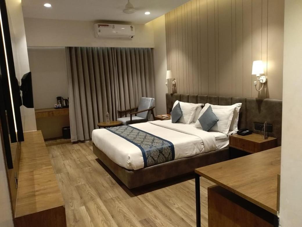 Pinnacle Grand Hotel Ahmedabad Exterior photo